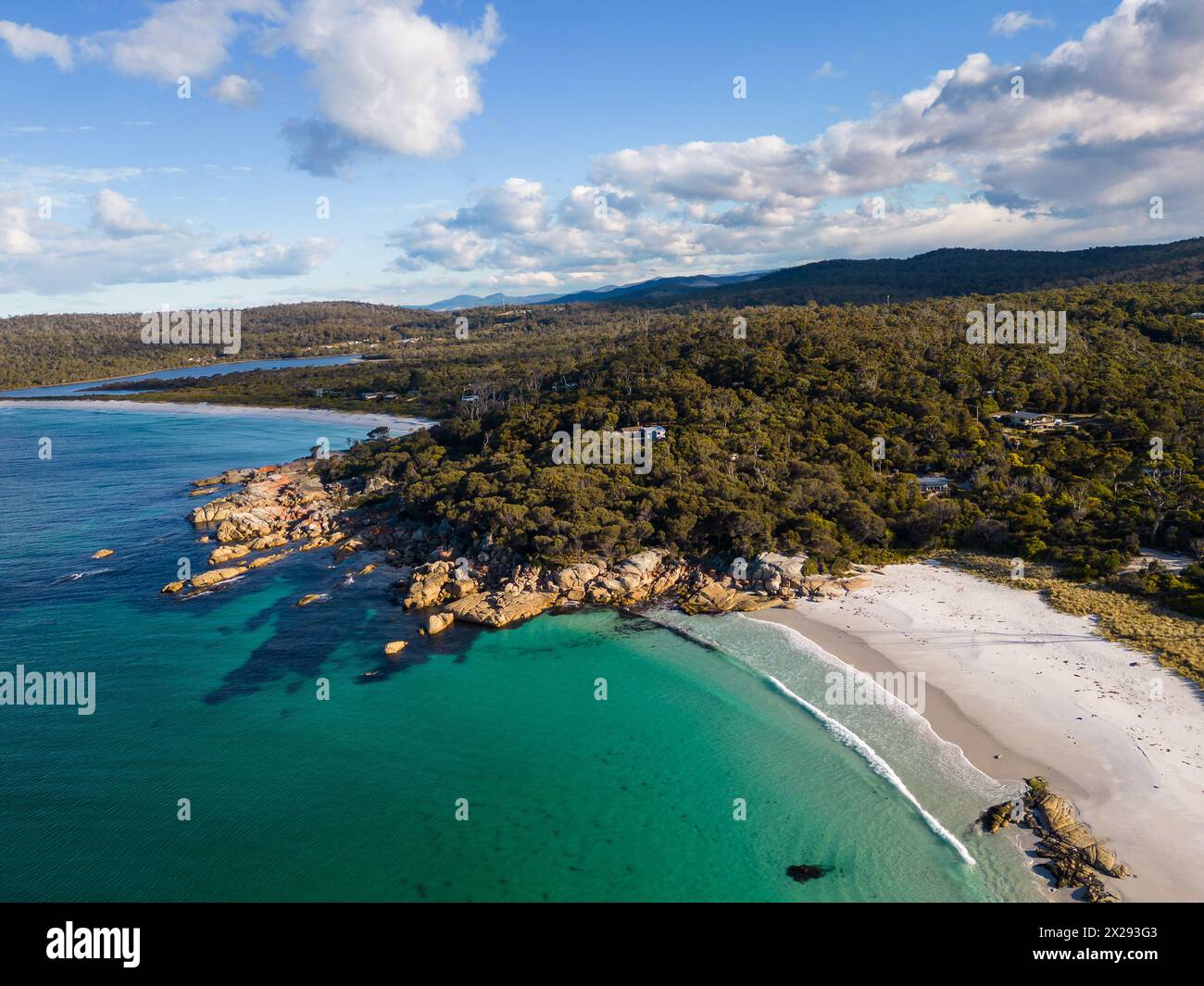 St Helens, Australie : vue aérienne spectaculaire de la magnifique côte de Bay of Fires avec plage de sable blanc en Tasmanie en Australie Banque D'Images