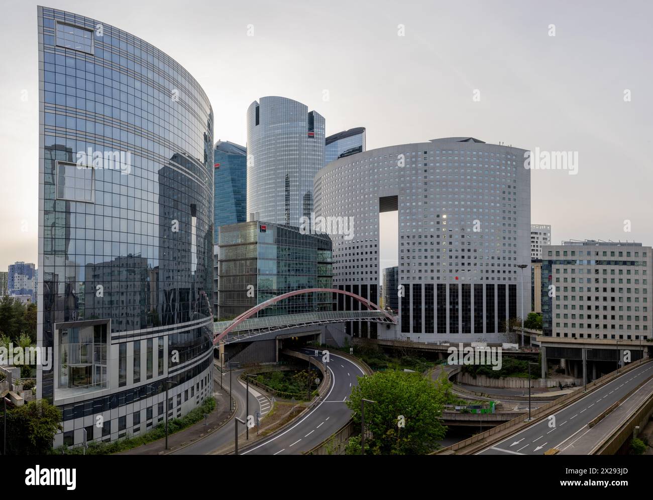 La Défense à Paris France. Architecture moderne dans la ville historique Banque D'Images