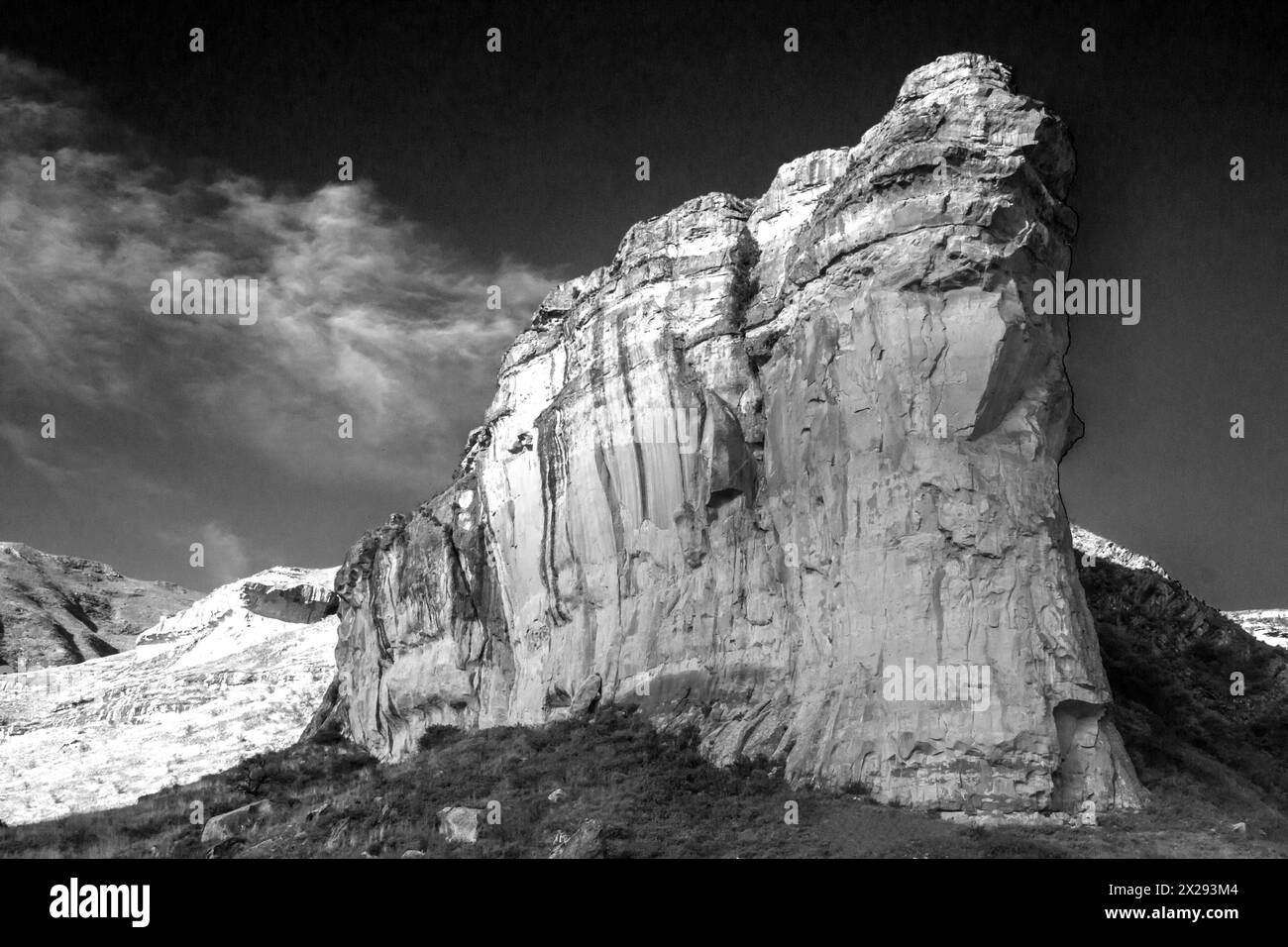 Vue en noir et blanc de la spectaculaire et imposante falaise de grès connue sous le nom de Brandwag Buttress dans le Golden Gate Highlands National Park, Afrique du Sud Banque D'Images