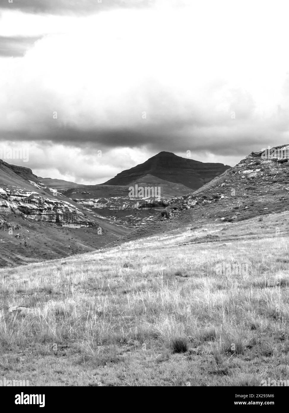Un sommet de montagne ombragé lointain en noir et blanc des montagnes Drakensberg du Golden Gate Highlands National Park, Afrique du Sud Banque D'Images
