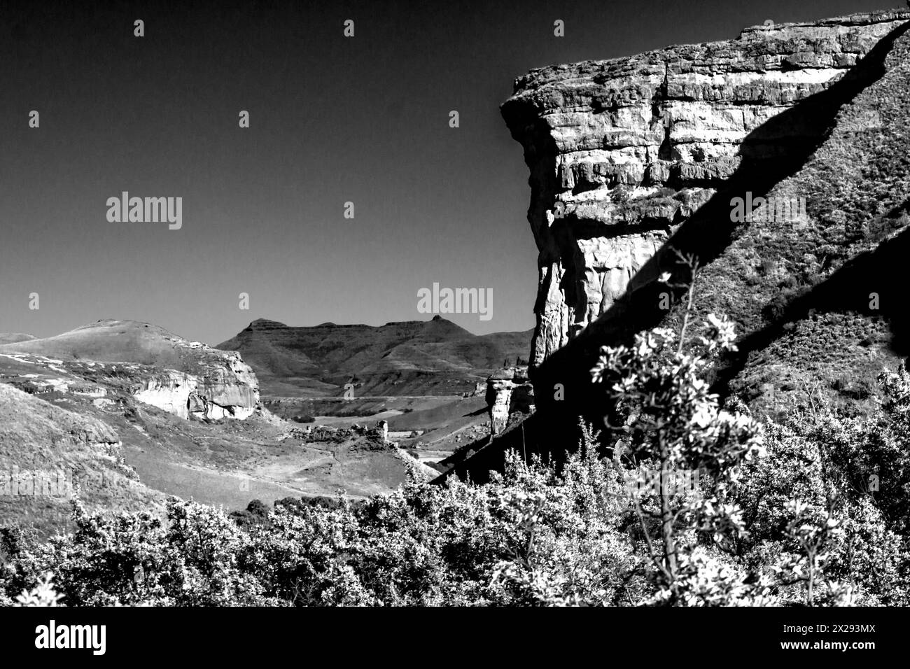 L'impressionnante Buttress en grès, connue sous le nom de sentinelle Brandwag dans le Golden Gate Highlands National Park d'Afrique du Sud en noir et blanc. Banque D'Images