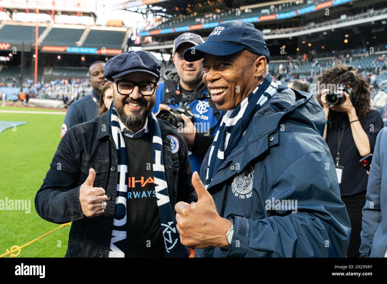 Francisco Moya, membre du Conseil, et Eric Adams, maire, posent avant le match de la saison régulière de la MLS entre NYCFC et DC United au Citi Field à New York le 20 avril 2024. NYCFC a gagné 2 à 0 Banque D'Images