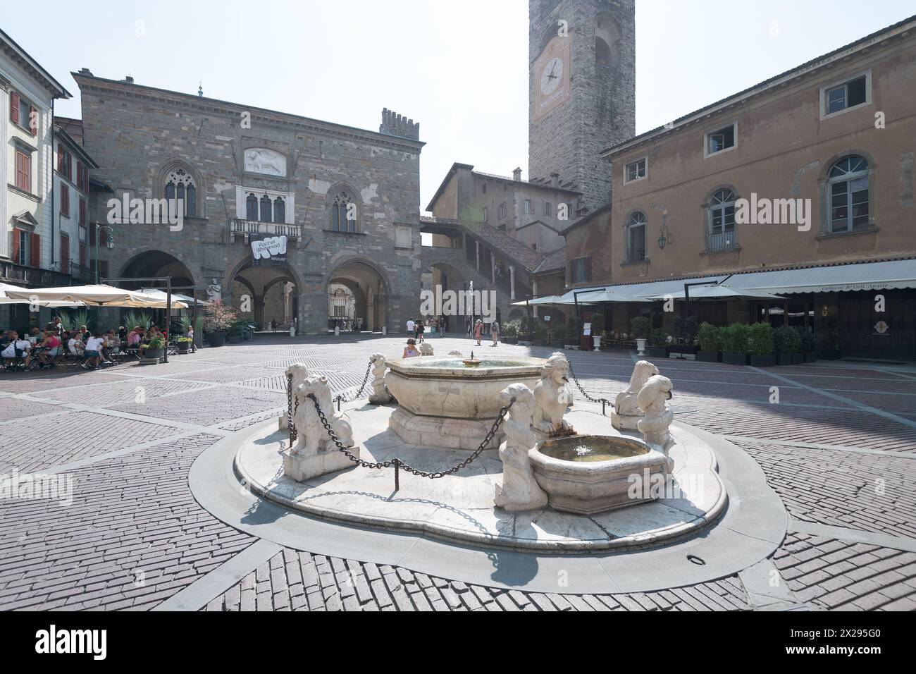 Marbre Fontana Contarini (Fontaine Contarini) du XVIII siècle, gothique Palazzo della Ragione du XIIe siècle, romane Torre Civica (Tour civique) Banque D'Images