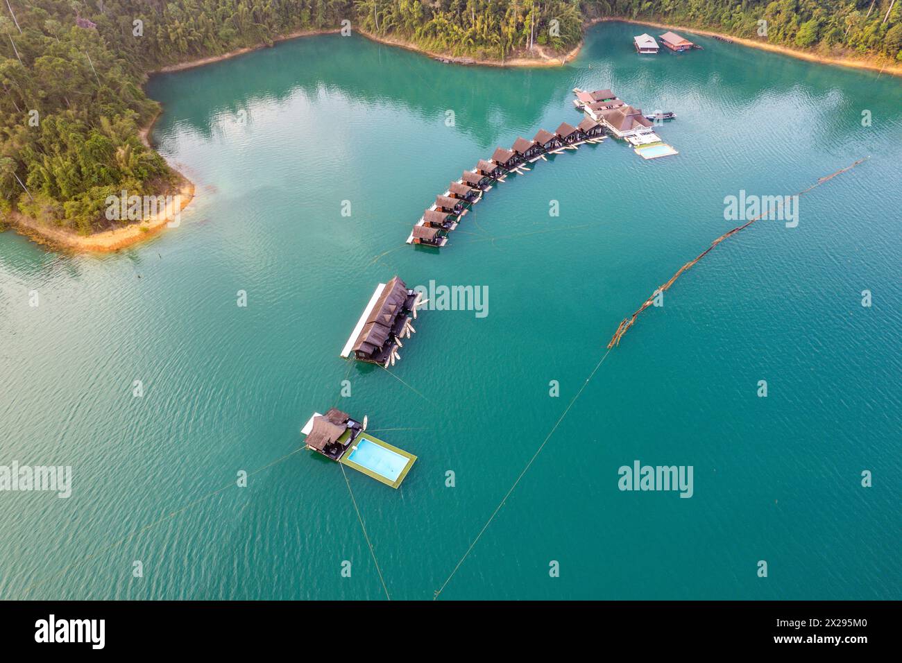Bungalow flottant sur le lac Cheow lan dans le parc national de Khao Sok à Surat Thani, Thaïlande Banque D'Images