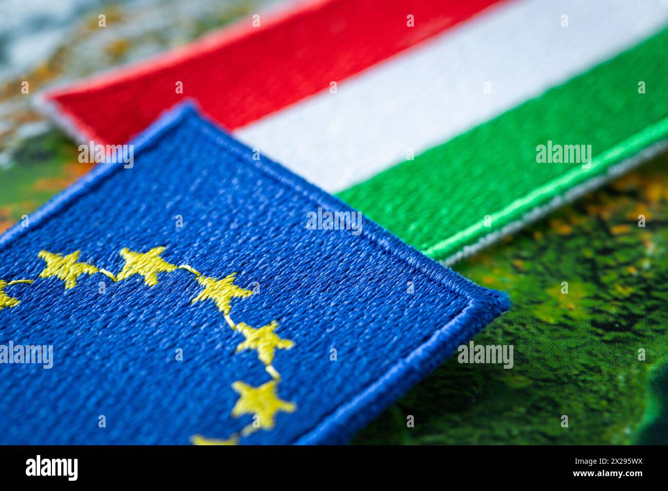 La Hongrie et l'Union européenne se chevauchent, concept de coopération entre les pays de l'UE, drapeaux de la Hongrie et de l'Union européenne, close up Banque D'Images