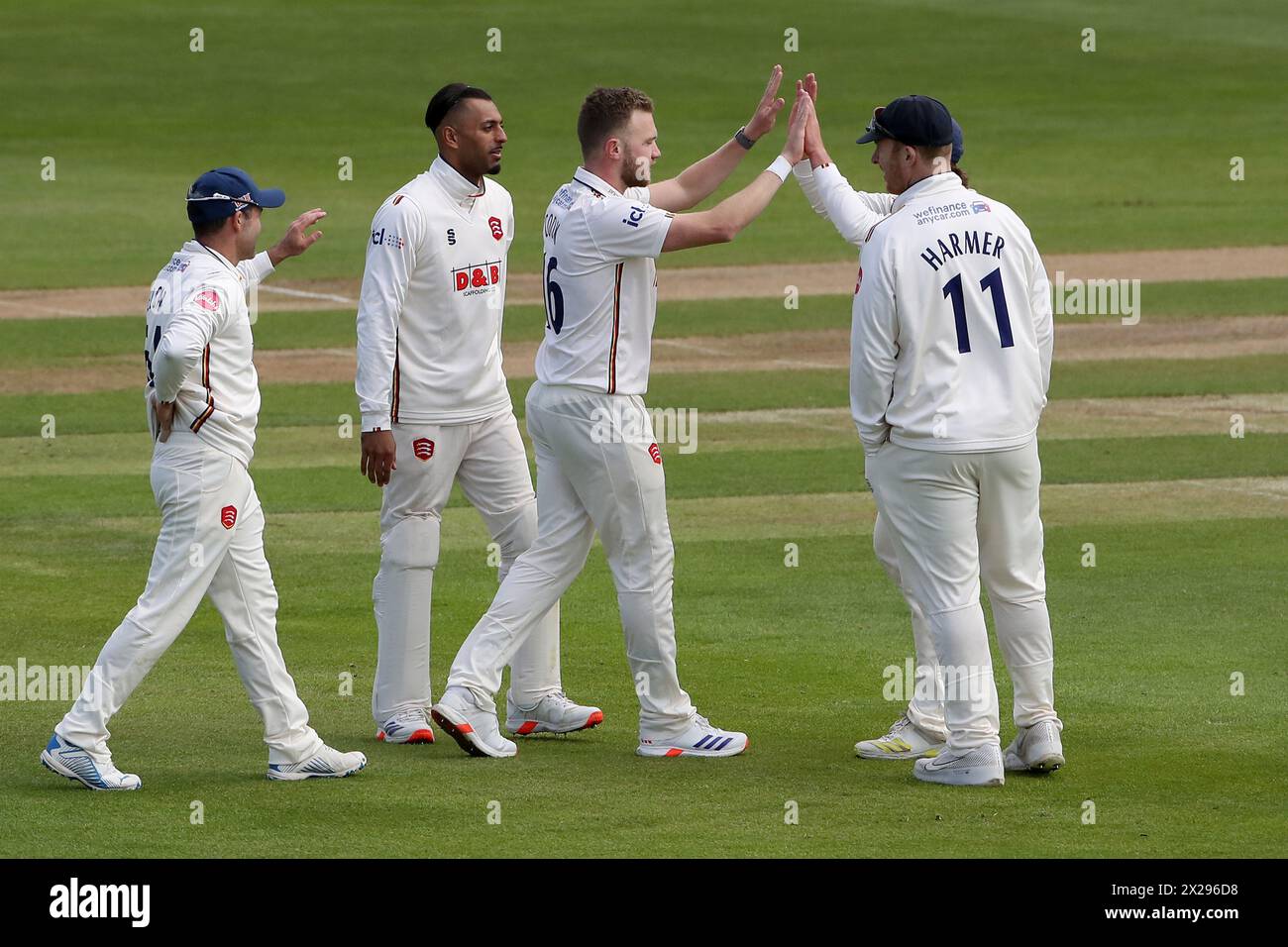 Sam Cook d'Essex célèbre avec ses coéquipiers après avoir pris le guichet de George Balderson lors de Essex CCC vs Lancashire CCC, Vitality County champ Banque D'Images