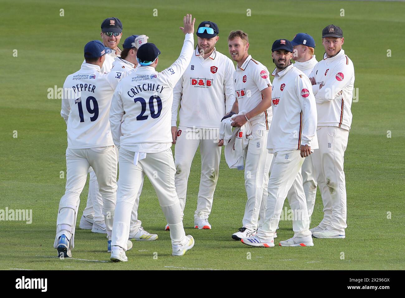 Jamie porter d'Essex célèbre avec ses coéquipiers après avoir pris le guichet de Tom Bruce lors de l'Essex CCC vs Lancashire CCC, champion du comté de Vitality Banque D'Images