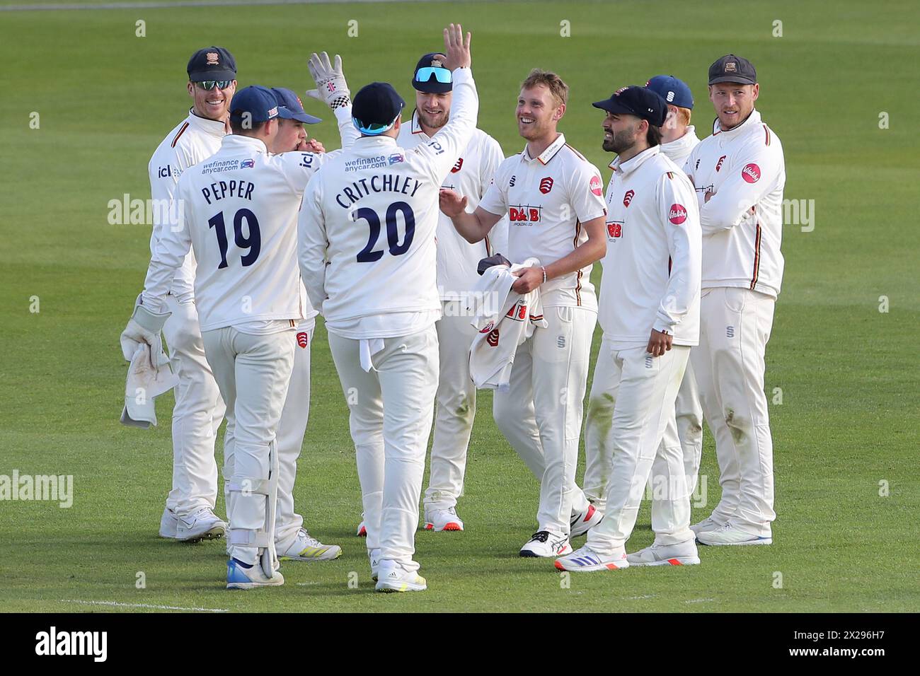 Jamie porter d'Essex célèbre avec ses coéquipiers après avoir pris le guichet de Tom Bruce lors de l'Essex CCC vs Lancashire CCC, champion du comté de Vitality Banque D'Images