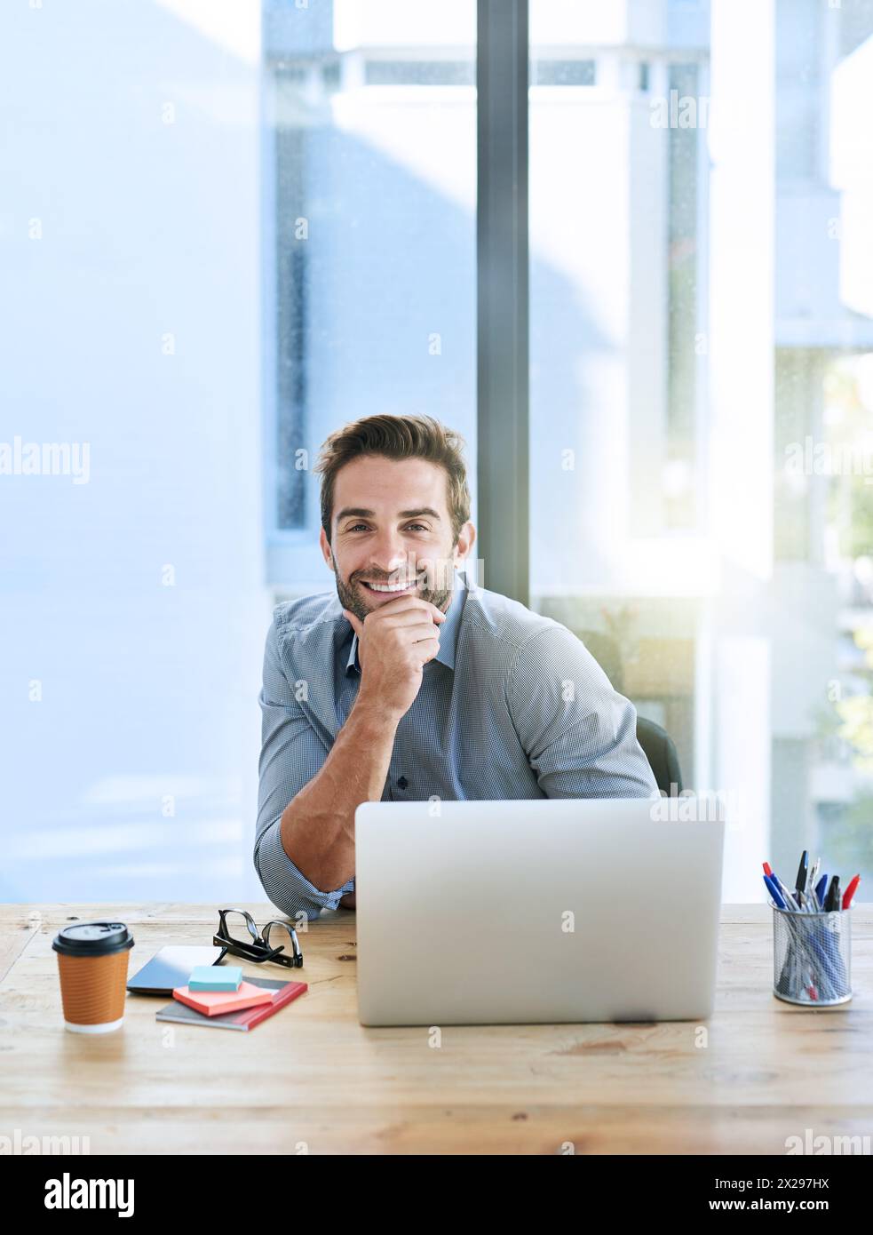 Portrait, sourire ou affaires avec ordinateur portable, homme ou employé avec démarrage professionnel dans un bureau moderne. Visage, éditeur de magazine ou journaliste avec ordinateur Banque D'Images