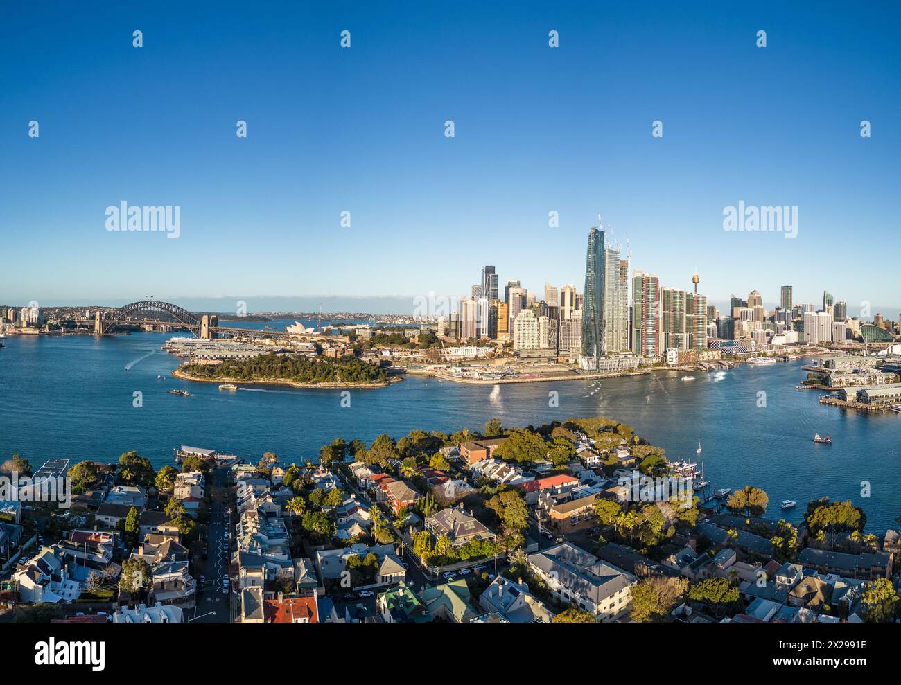 Sydney, Australie : aérienne de la célèbre baie de Sydney et des gratte-ciel de la ville avec le pont du port de Sydney depuis le quartier résidentiel de Balmain sur une victoire ensoleillée Banque D'Images