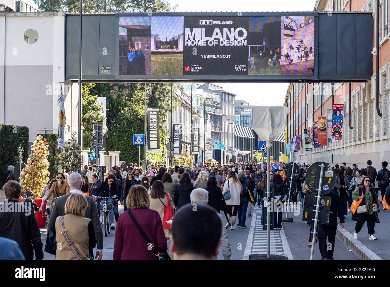 Milan, Italie - 20 avril 2024 - Fuorisalone Milano design week - les gens marchent dans les rues du quartier design de Tortona crédit : Kines Milano/Alamy Live News Banque D'Images