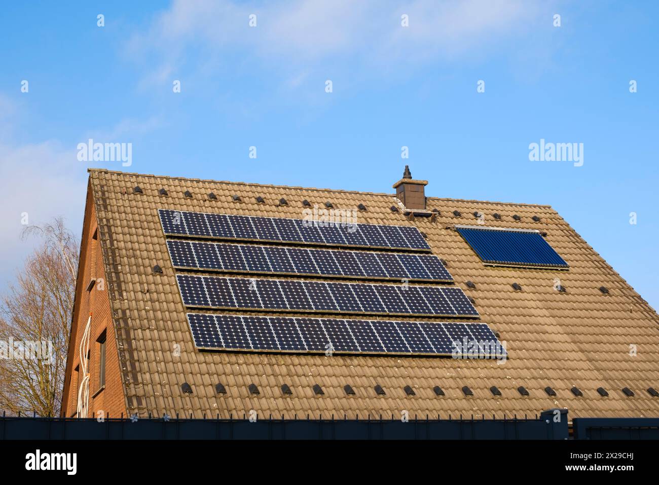 Toit avec système photovoltaïque solaire Banque D'Images