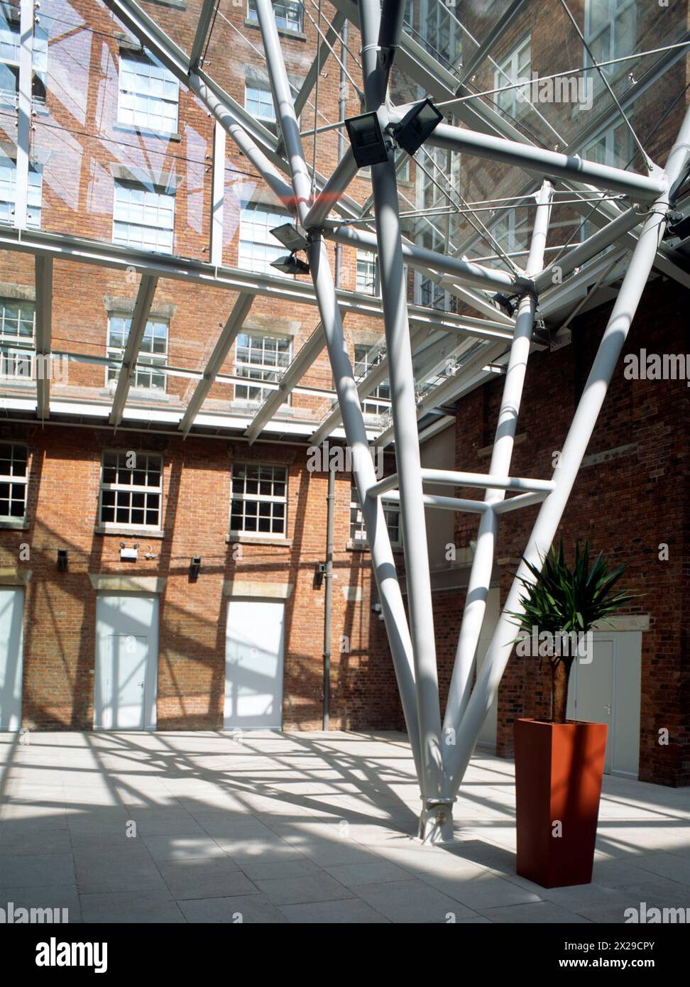 Courtyard Atrium at Royal Mill, une filature de coton restaurée du début du XXe siècle surplombant le canal de Rochdale à Ancoats, Manchester. Banque D'Images