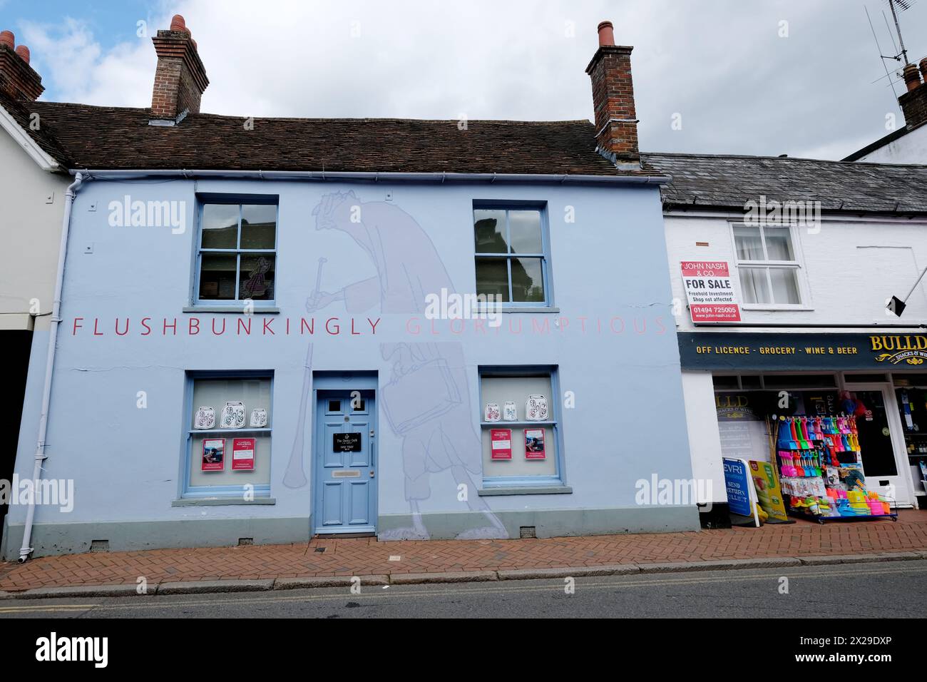 Partie de l'extérieur du musée Roald Dahl à Great Missenden, représentant le BFG marchant le long de Great Missenden High Street Banque D'Images