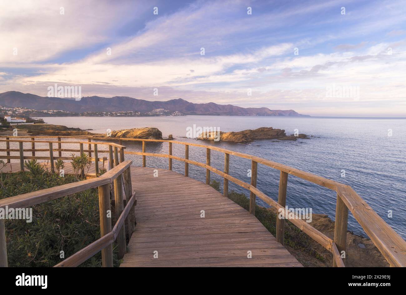 Cami de Ronda, un sentier côtier de Llança à Port de la Selva au coucher du soleil, Catalogne Banque D'Images