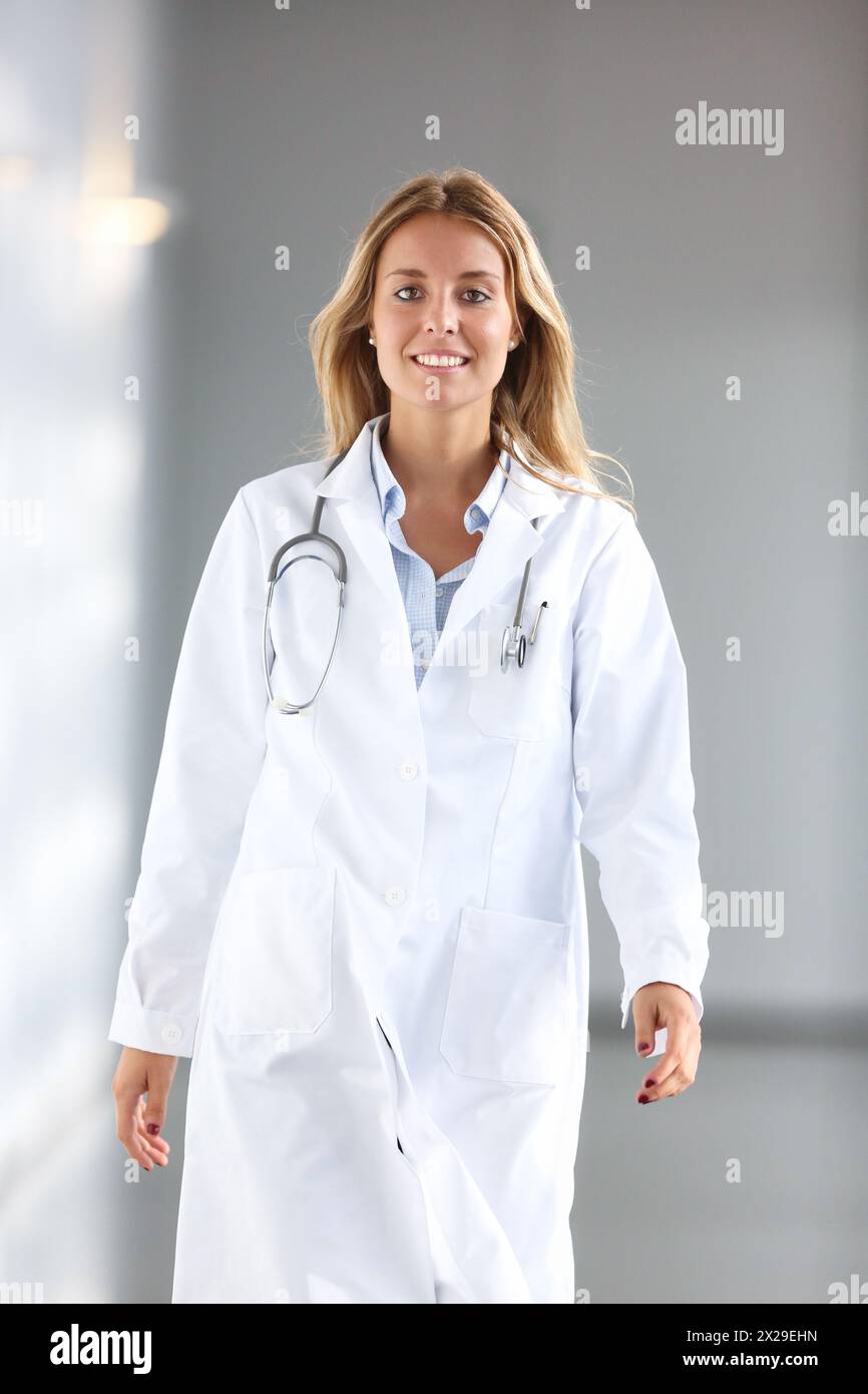 Médecin marchant dans le couloir, Hôpital Onkologikoa, Institut d'oncologie, Centre de cas pour la prévention, le diagnostic et le traitement du cancer, Donostia, San Seb Banque D'Images