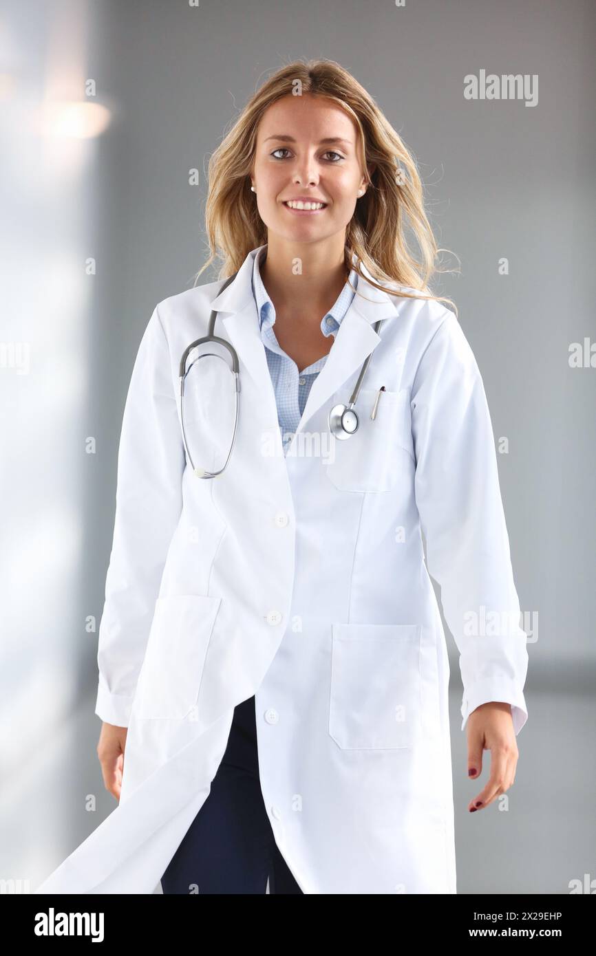 Médecin marchant dans le couloir, Hôpital Onkologikoa, Institut d'oncologie, Centre de cas pour la prévention, le diagnostic et le traitement du cancer, Donostia, San Seb Banque D'Images