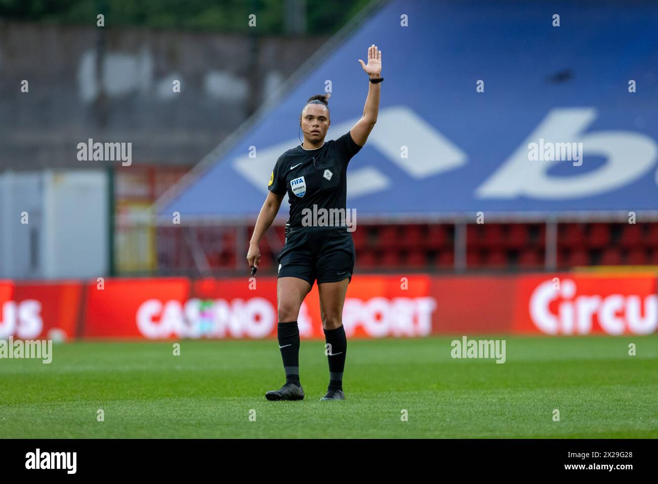 Liège, Belgique. 20 avril 2024., l'arbitre Sylvie Deckers photographiée lors d'un match de football féminin entre la Standard Femina de Liège et l'OHL le 5ème jour de match dans les play offs de la saison 2023 - 2024 en Super League belge Lotto Womens, le samedi 20 avril 2024 à Liège, BELGIQUE . Crédit : Sportpix/Alamy Live News Banque D'Images