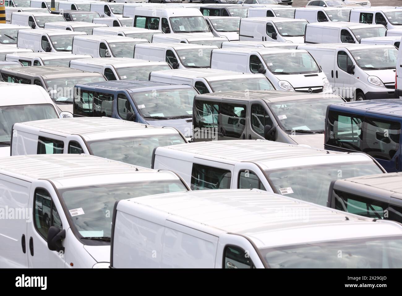 Véhicule de transport de voitures et camionnettes, Port de Pasajes, Gipuzkoa, Pays Basque, Espagne Banque D'Images