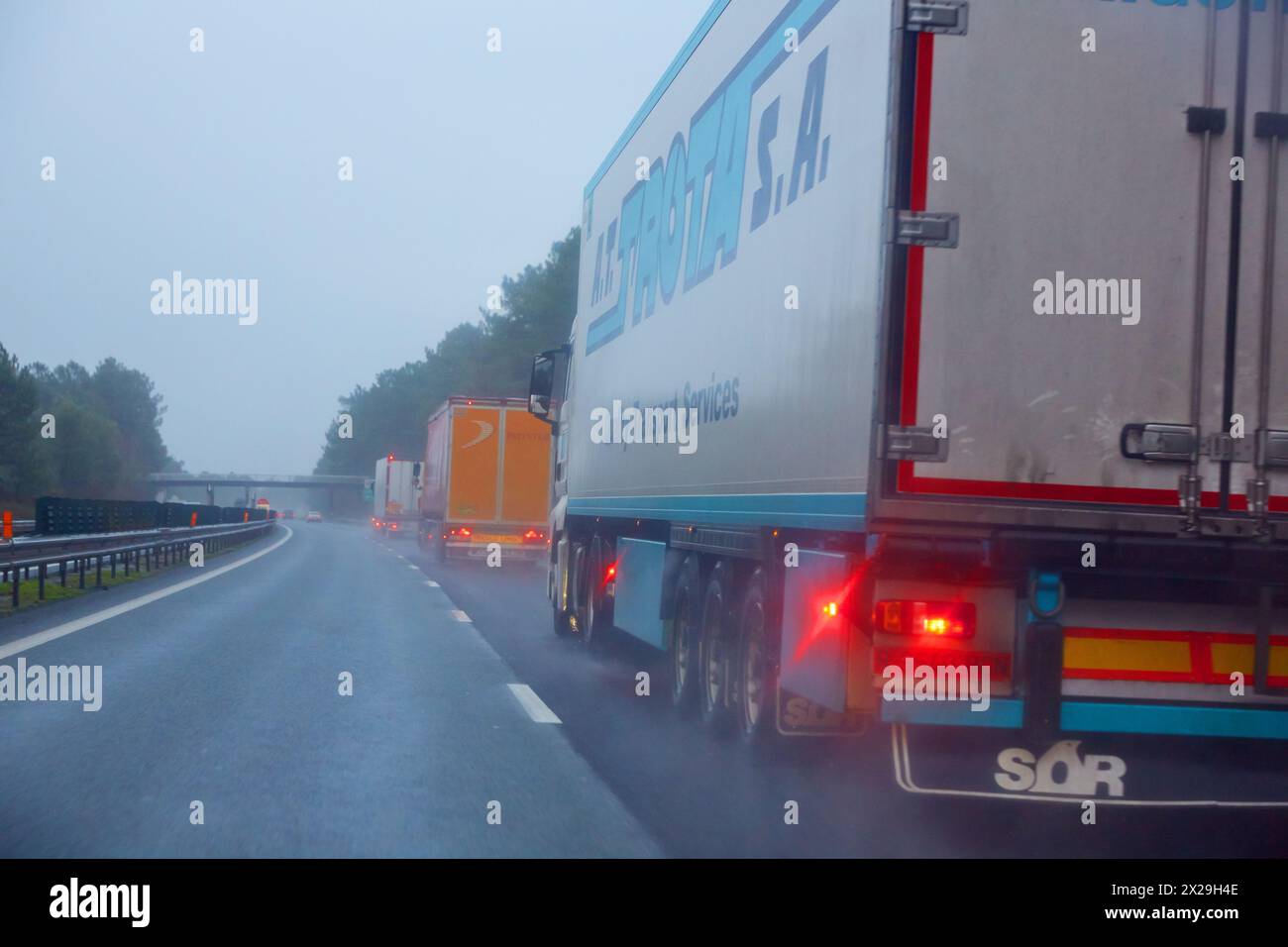 Conduire un camion par mauvais temps sur l'autoroute. Pluie. Près de Bordeaux. Aquitaine. France. Banque D'Images