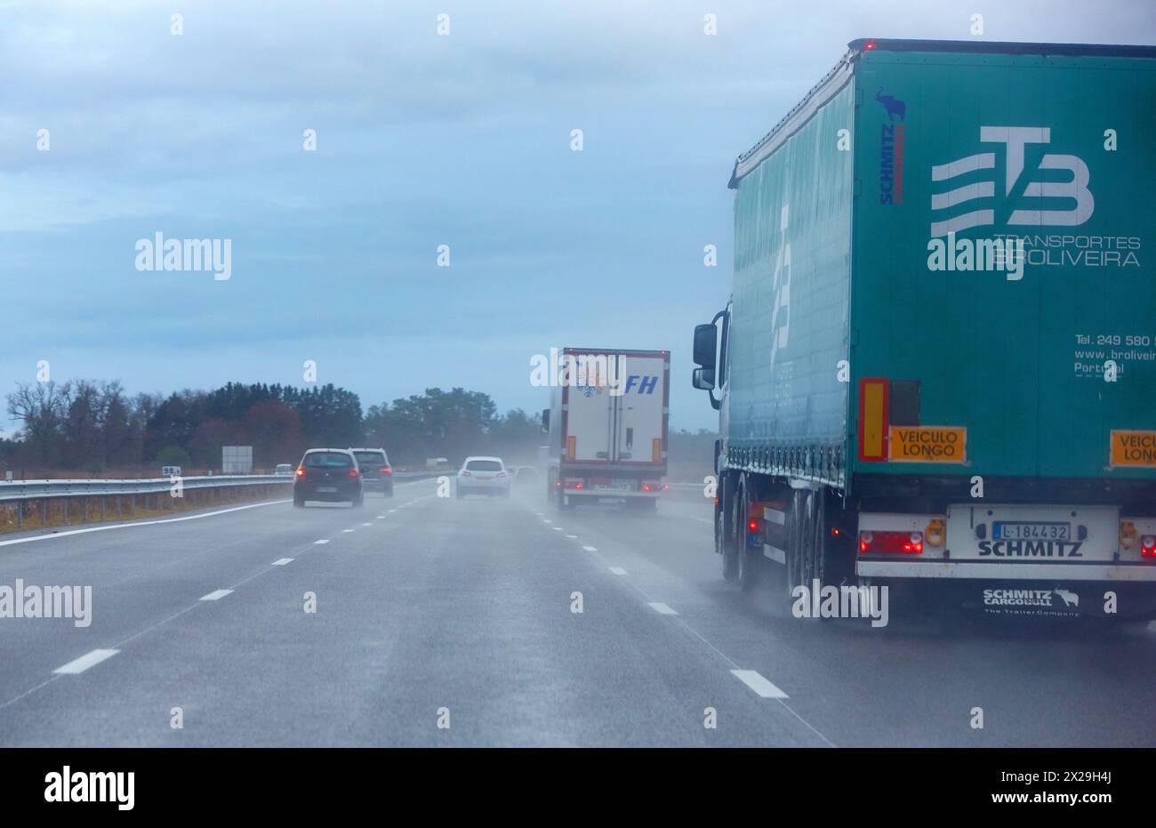 Conduire un camion par mauvais temps sur l'autoroute. Pluie. Près de Bordeaux. Aquitaine. France. Banque D'Images