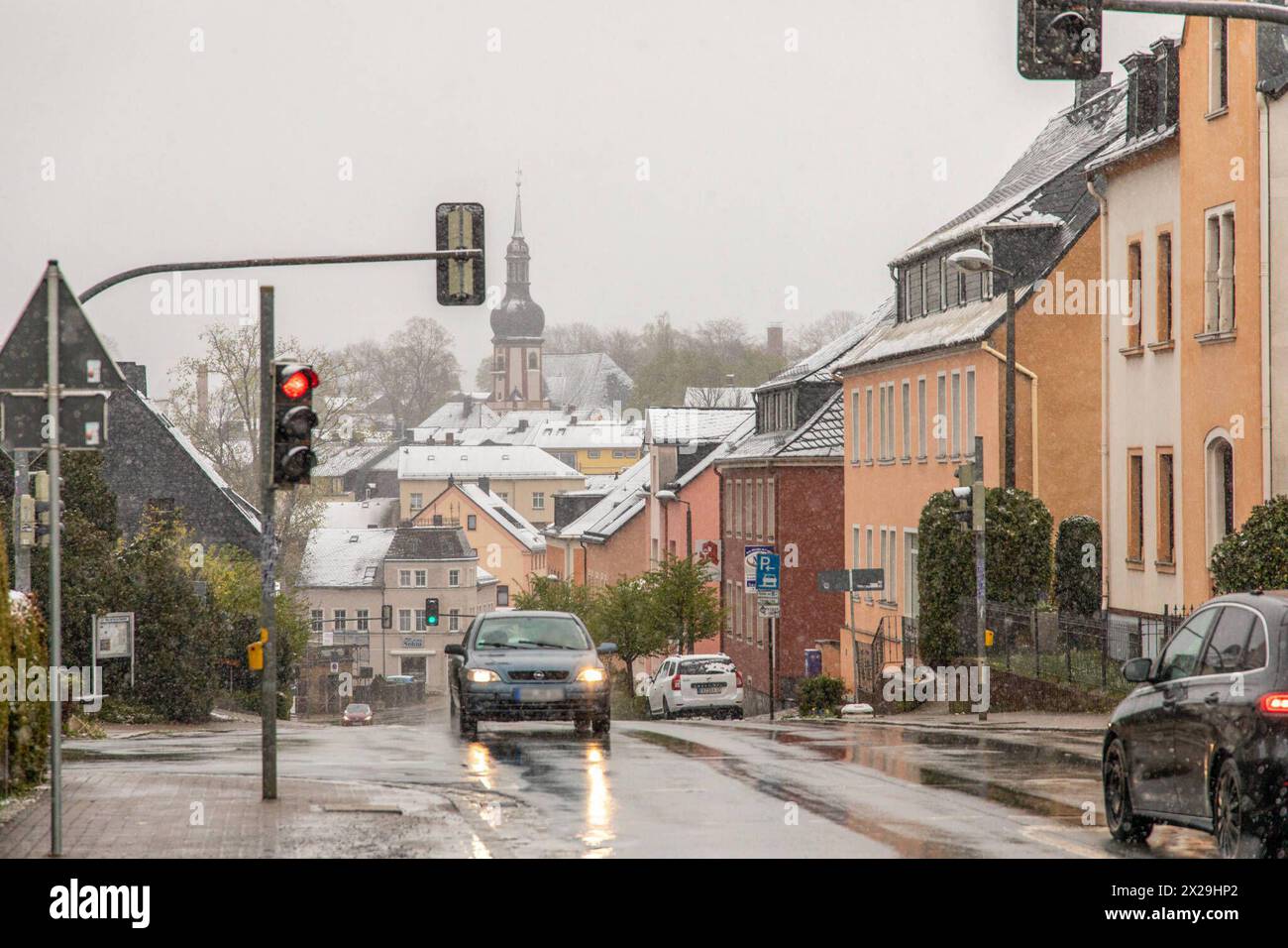 240420Wintereinbruch News ID : en 2024-04-20 Wintereinbruch im Erzgebirge Neuschnee sorgt für Verkehrsprobleme Geyer. Nasskaltes und kühles Wetter Hat das Erzgebirge nach wie vor fest im Griff. In der Nacht auf Samstag gingen die Niederschläge auch in tieferen Regionen, in Schnee über. Bis in Lagen auf 500 Höhenmeter bildete sich eine dünne Schneedecke. Leicht angezuckert zeigte sich am Morgen die Stadt Zwönitz 550 Meter über N.N.. Der Frost der letzten Tage, Hat BEI den SOmmerblühern sichtlich Spuren hinterlassen. Der Schnee bedeckte Autos und Landschaften. In noch höheren Regionen sorgte Banque D'Images