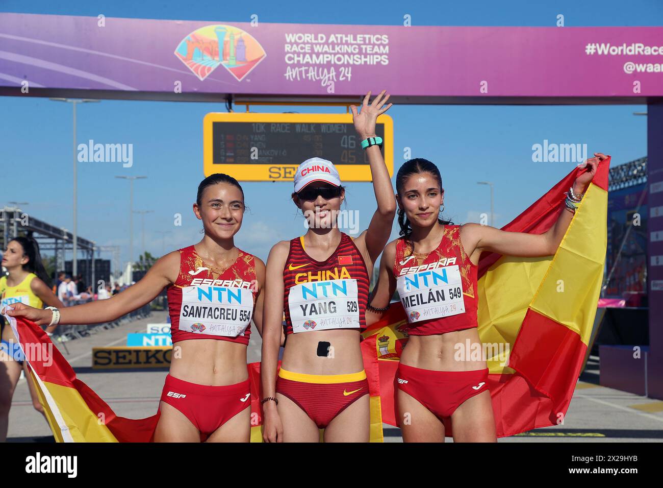 Antalya, Turkiye. 21 avril 2024. (240421) -- ANTALYA, 21 avril 2024 (Xinhua) -- première place de la Chine Yang Xizhen (C), deuxième place de l'Espagne Aldara Meilan (R) et troisième place de l'Espagne Sofia Santacreu pose après la finale féminine de marche de 10 km aux Championnats du monde d'athlétisme par équipes de marche 2024 à Antalya, T¨¹rkiye, le 21 avril 2024. (Mustafa Kaya/document via Xinhua) crédit : Xinhua/Alamy Live News Banque D'Images
