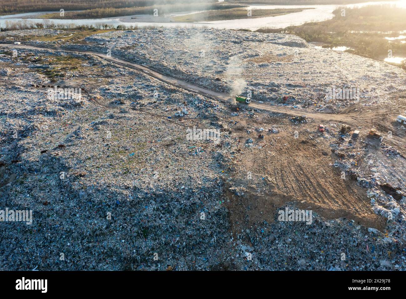Décharge à ordures. Vue aérienne d'un tas de déchets dans une décharge. Les entraînements de chenilles de vidage passent par des décharges sanitaires. Concept de risque biologique pour l'écosystème et l'environnement sain Banque D'Images