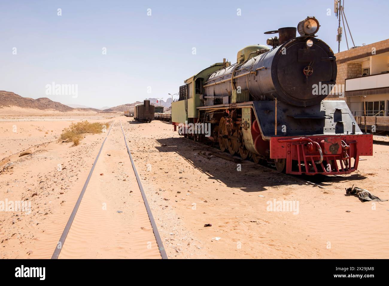 la gare du hijaz, le train à vapeur et les pistes dans le désert à wadi rum jordan Banque D'Images