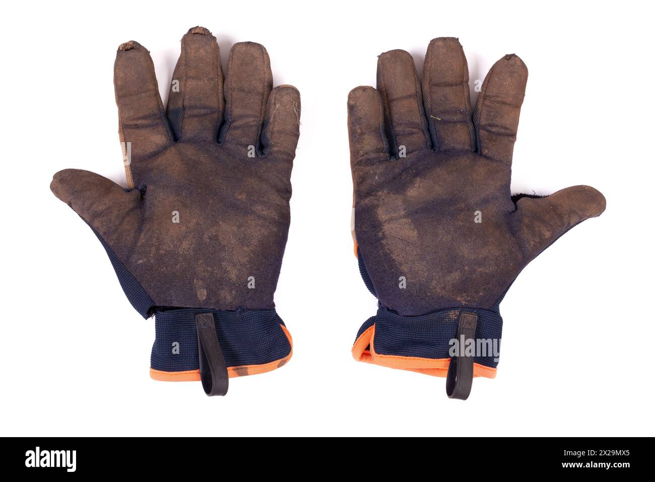 Gants de jardinage sales portés isolés sur un fond blanc. Paire de gants de sécurité boueuse déchiré et bien utilisé. Banque D'Images