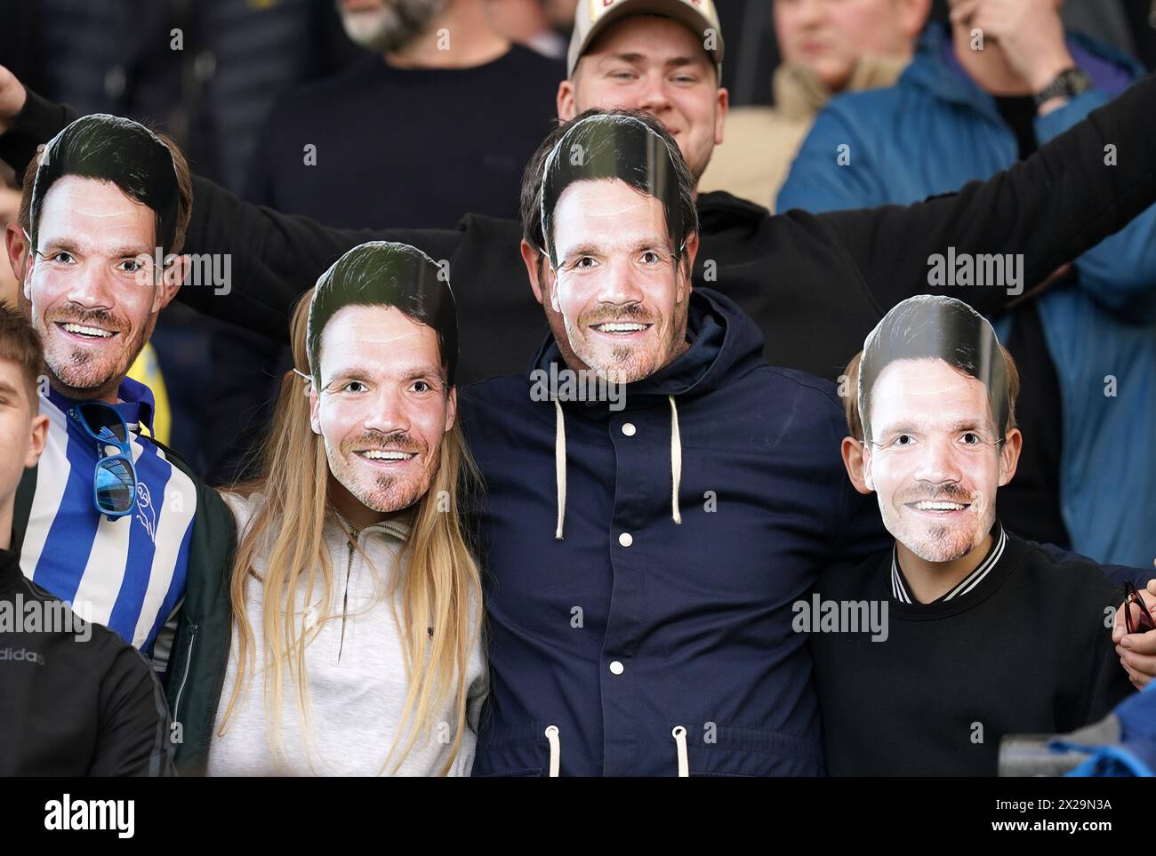 Les fans de Sheffield Wednesday portent des masques de fantaisie Danny Rohl avant le match du Sky Bet Championship à Ewood Park, Blackburn. Date de la photo : dimanche 21 avril 2024. Banque D'Images