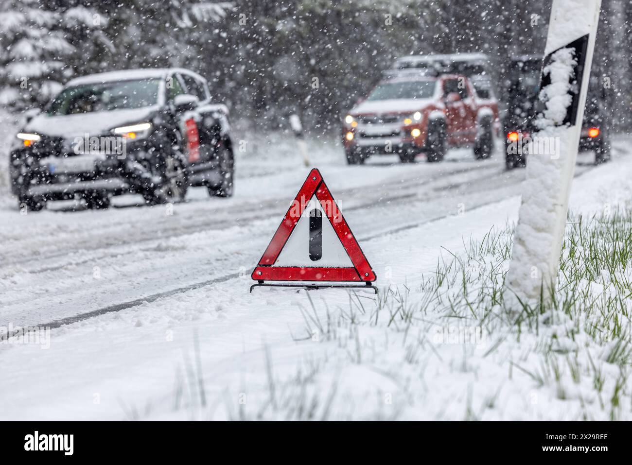 Schneefälle im Taunus Ein Warndreieck sichert einen Unfall auf der Landesstraße 3025 am Roten Kreuz ab. Starke Schneefälle haben im Taunus am Vormittag zu erheblichen Behinderungen geführt., Schmitten Hessen Deutschland *** chute de neige dans le Taunus Un triangle de présignalisation provoque un accident sur la route nationale 3025 à la Croix-Rouge de fortes chutes de neige dans le Taunus ce matin ont entraîné des obstacles considérables , Schmitten Hessen Allemagne Banque D'Images