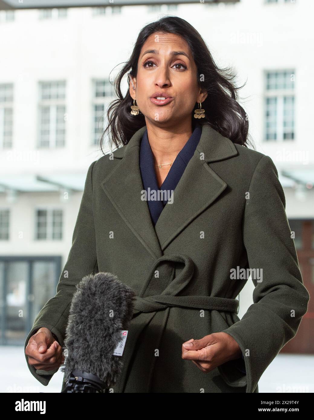 Londres, Royaume-Uni. 21 avril 2024. La secrétaire d'État à la sécurité énergétique et Net Zero Claire Coutinho est interviewée devant les studios de la BBC après son apparition dimanche avec l'émission télévisée Laura Kuenssberg. Crédit : Thomas Krych/Alamy Live News Banque D'Images