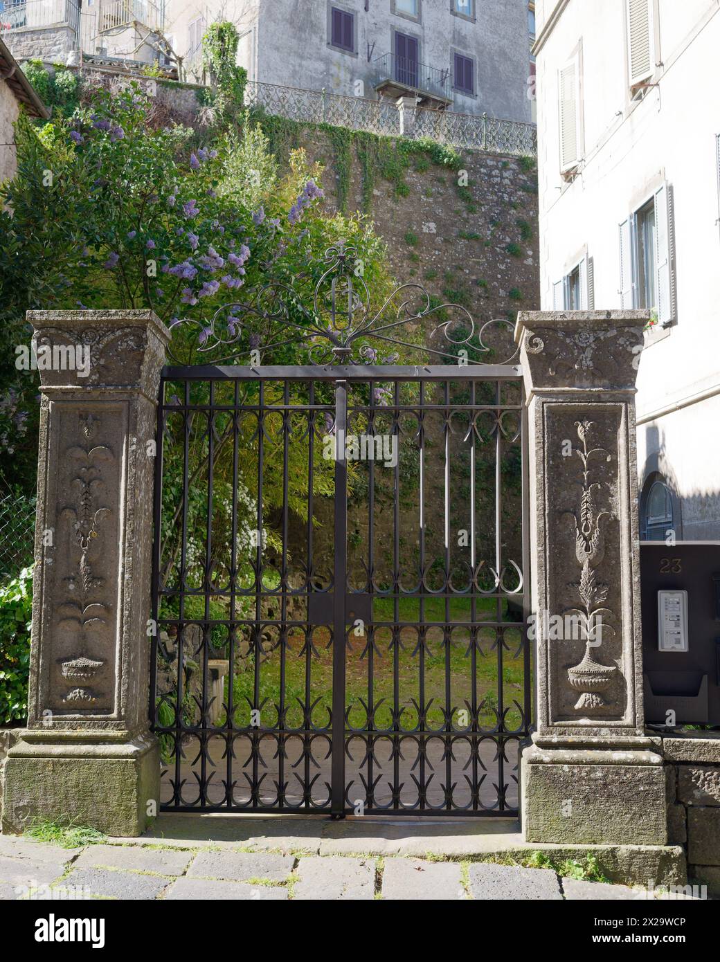 Élégants piliers de porte en pierre gravée dans une propriété à Montefiascone, province de Viterbo, région du Latium, Italie. 21 avril 2024 Banque D'Images