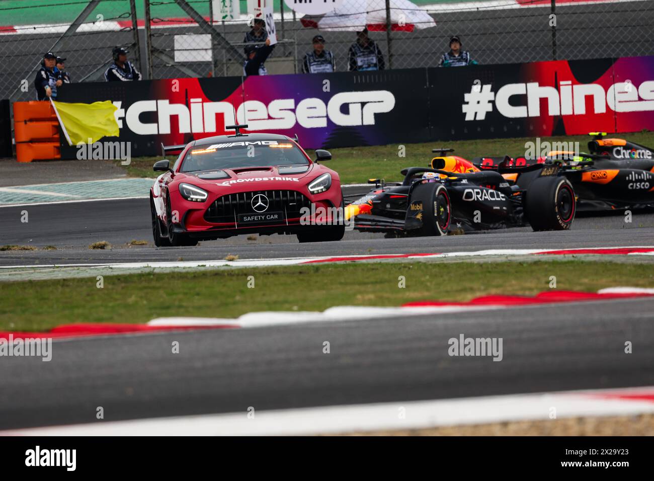 La FIA Mercedes-AMG GT Black Series Safety car en action lors du Grand Prix de Chine de formule 1 Lenovo 2024, 5ème manche du Championnat du monde de formule 1 2024 du 19 au 21 avril 2024 sur le circuit international de Shanghai, à Shanghai, en Chine Banque D'Images
