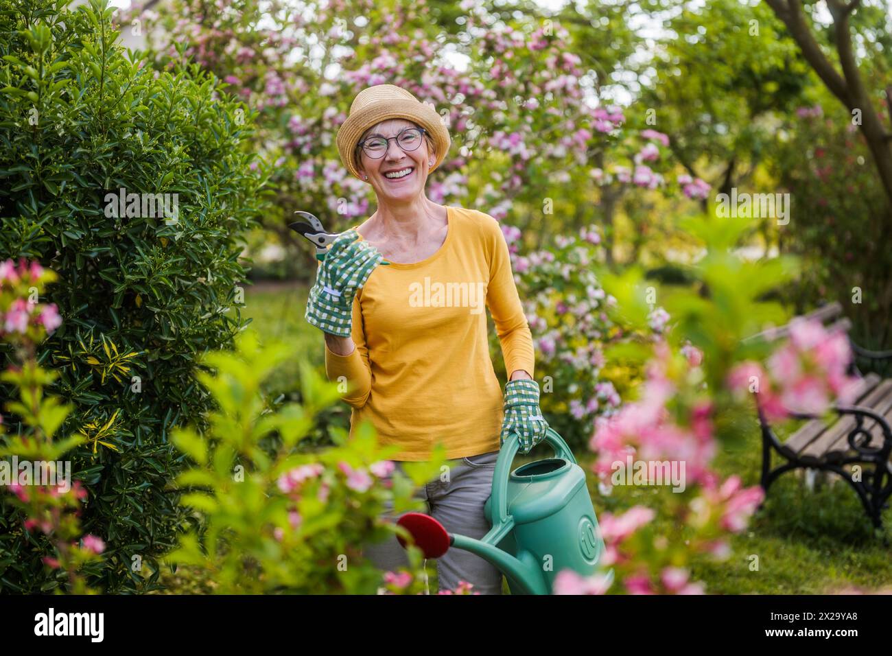 Portrait de femme âgée heureuse jardinage. Banque D'Images