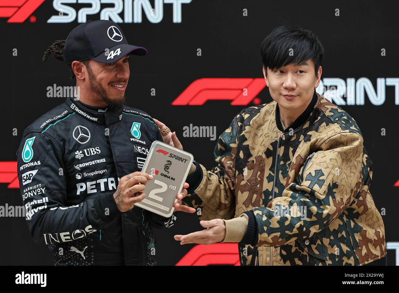 20 avril 2024, Shanghai International circuit, Shanghai, formule 1 Grand Prix de Chine 2024, en photo Lewis Hamilton (GBR), Mercedes-AMG Petronas Formula One Team avec Sanger JJ Lin. Banque D'Images