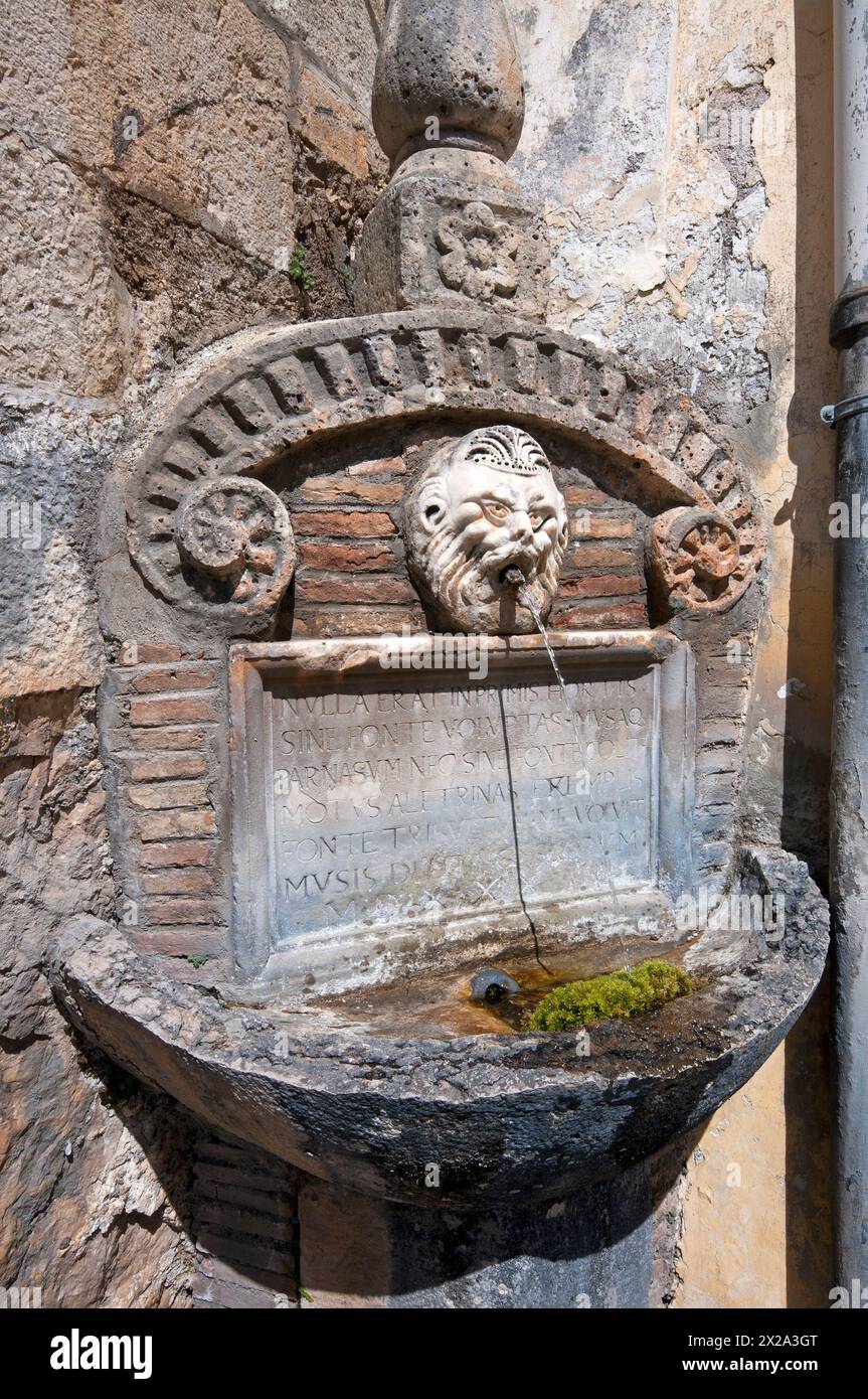 Ancienne fontaine d'eau potable à Trisulti Chartehouse, Collepardo, Latium, Italie Banque D'Images