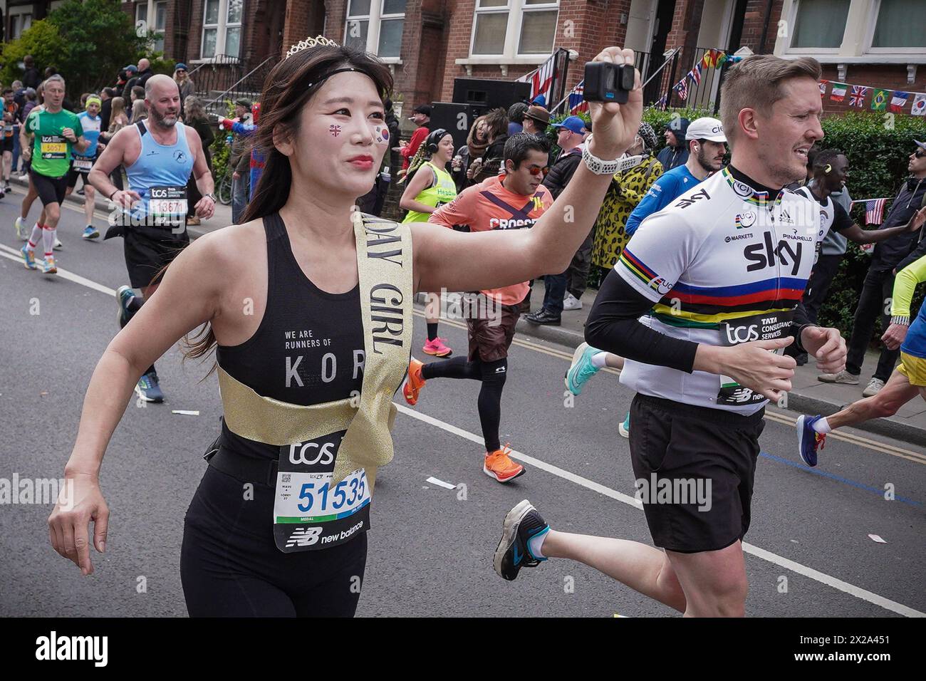 Londres, Royaume-Uni. 21 avril 2024. Le marathon de Londres passe par Evelyn Street à Deptford dans le sud-est de Londres, la marque de 8 miles du parcours de 26,2 miles où les coureurs sont accueillis et encouragés par les résidents locaux. Crédit : Guy Corbishley/Alamy Live News Banque D'Images