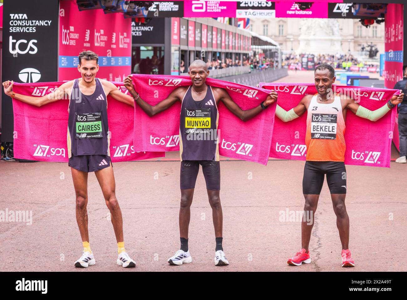 Londres, Royaume-Uni. 21 avril 2024. Les vainqueurs masculins, l-t-R 3ème Emile CAIRESS (GBR), 1er Alexander Mutiso MUNYAO (KEN), 2ème Kenenisa BEKELE (ETH). Les gagnants de la course Elite sont vus en train de franchir la ligne d'arrivée et la zone de présentation. L'itinéraire du marathon de Londres 2024 TCS part de Greenwich et traverse la ville de Londres, pour finir sur le Mall à Westminster. Au total, environ 50 000 participants devraient commencer le marathon cette année, dont 20 députés, plusieurs pairs et de nombreuses célébrités, plusieurs pairs et de nombreuses célébrités. Crédit : Imageplotter/Alamy Live News Banque D'Images