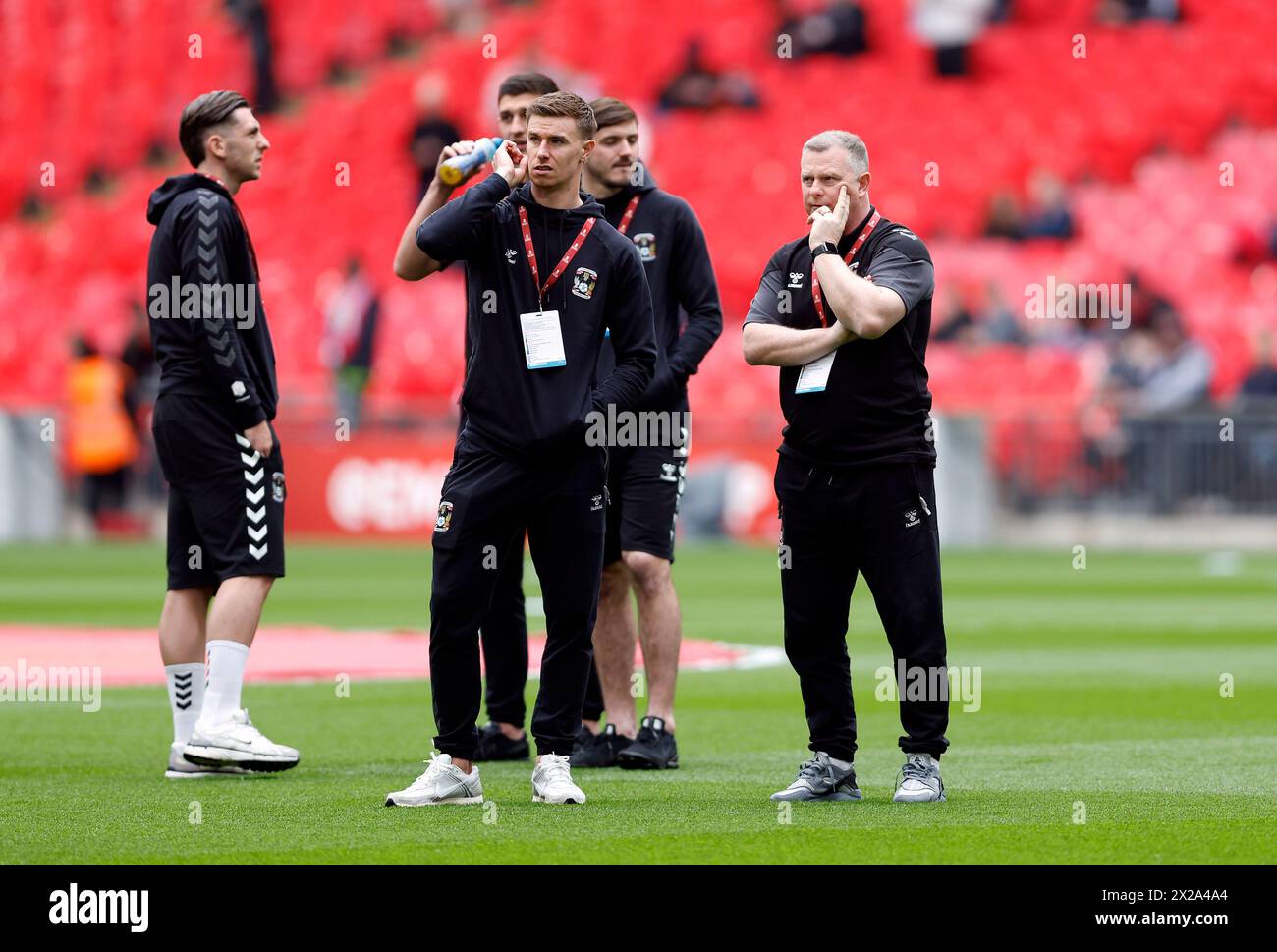Le manager de Coventry City, Mark Robins, inspecte le terrain avant la demi-finale de la Coupe de football Emirates FA au stade de Wembley, à Londres. Date de la photo : dimanche 21 avril 2024. Banque D'Images
