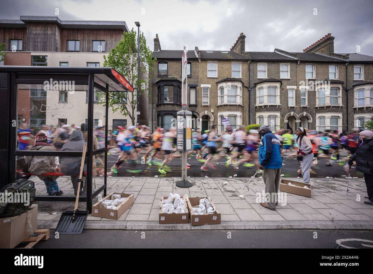 Londres, Royaume-Uni. 21 avril 2024. Le nettoyage continue alors que les gobelets de la station d'eau sont jetés dans la rue principale. Le marathon de Londres passe par Evelyn Street à Deptford dans le sud-est de Londres, la marque de 8 miles du parcours de 26,2 miles où les coureurs sont accueillis et encouragés par les résidents locaux. Crédit : Guy Corbishley/Alamy Live News Banque D'Images
