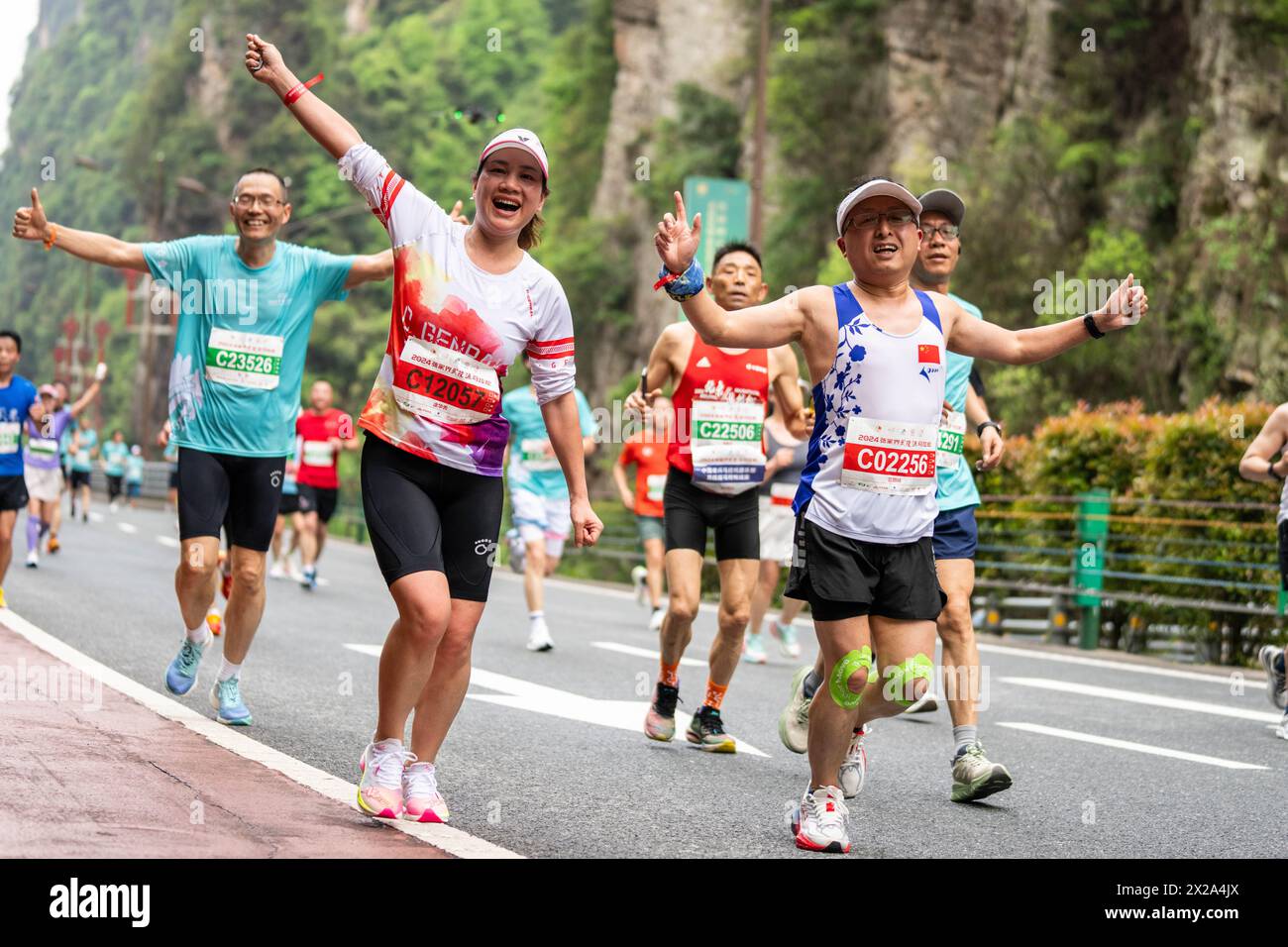 Zhangjiajie, province chinoise du Hunan. 21 avril 2024. Les participants prennent part au marathon 2024 de Zhangjiajie Wulingyuan qui s'est tenu au parc forestier national de Zhangjiajie à Zhangjiajie, dans la province du Hunan, au centre de la Chine, le 21 avril 2024. POUR ALLER AVEC LES coureurs kenyans remporter le marathon de Wulingyuan dans le 'Avatar World' de Chine crédit : Chen Sihan/Xinhua/Alamy Live News Banque D'Images