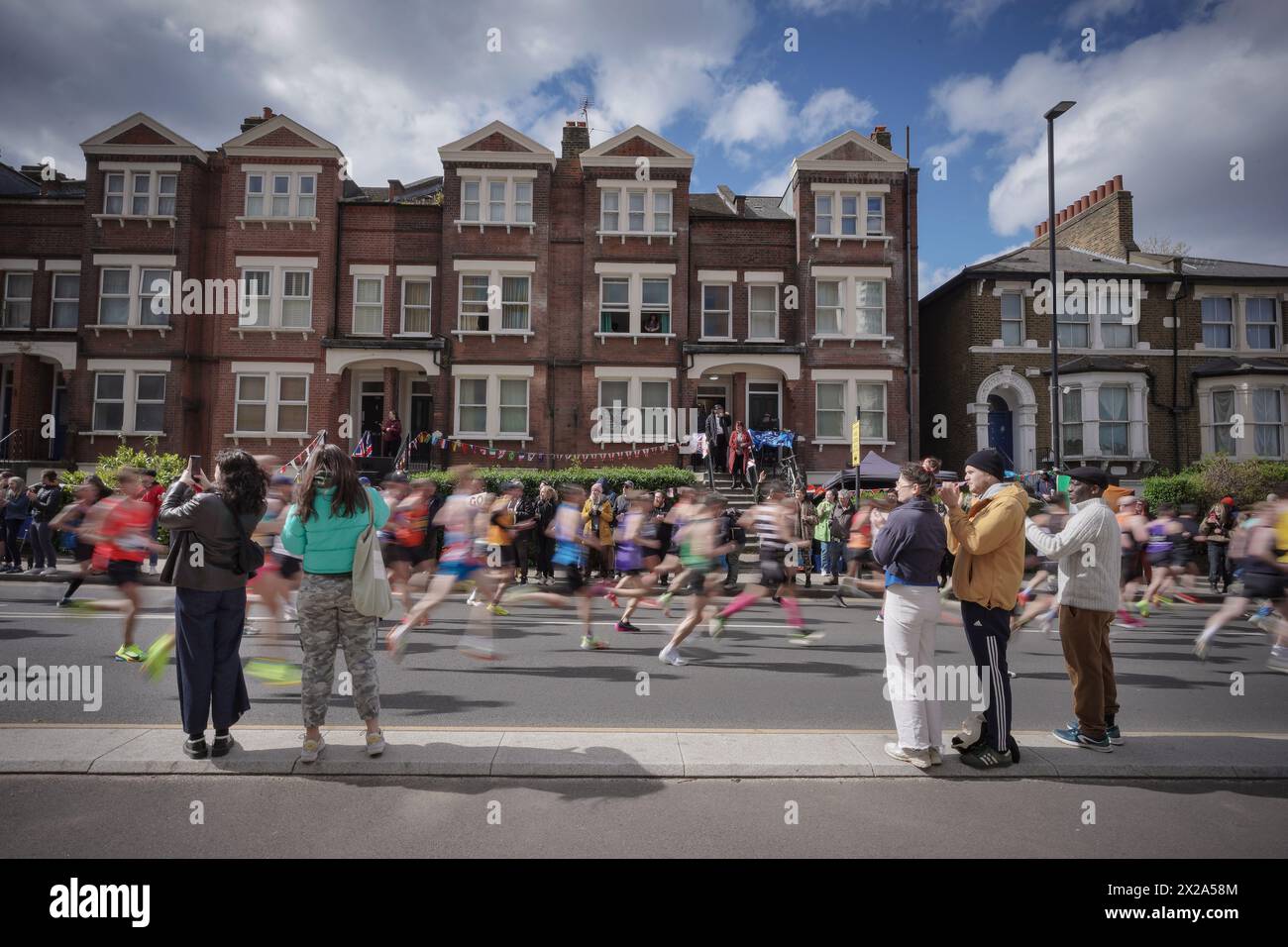 Londres, Royaume-Uni. 21 avril 2024. Le marathon de Londres passe par Evelyn Street à Deptford dans le sud-est de Londres, la marque de 8 miles du parcours de 26,2 miles où les coureurs sont accueillis et encouragés par les résidents locaux. Crédit : Guy Corbishley/Alamy Live News Banque D'Images