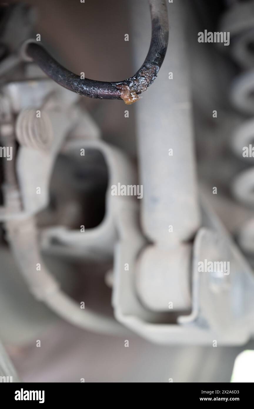 Réparer le thème de la pièce de frein de voiture. Mouiller le tuyau qui fuit avec de l'huile liquide Banque D'Images