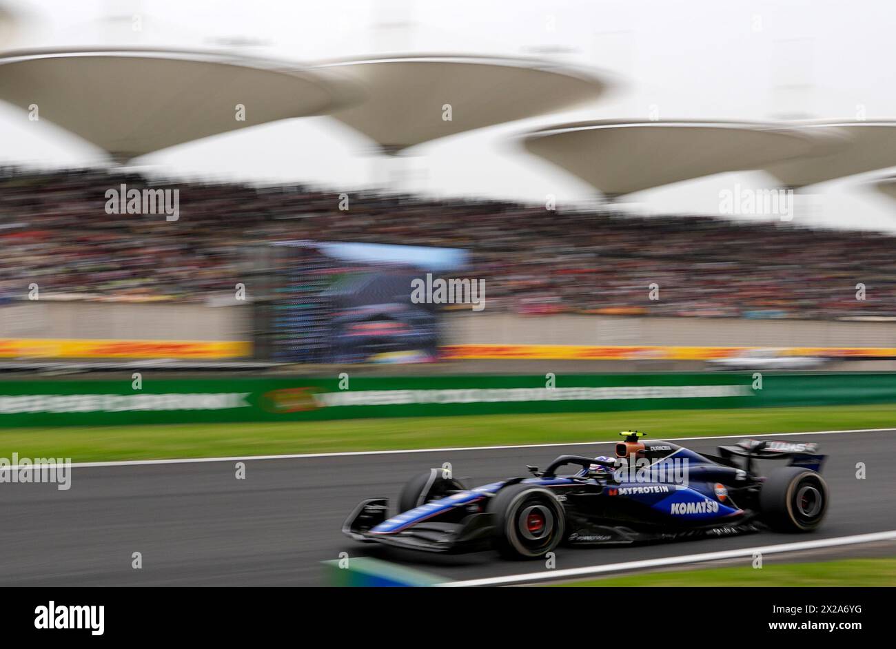 Shanghai, Chine. 21 avril 2024. Le pilote américain Logan Sargeant de Williams participe au Grand Prix de formule 1 de Chine sur le circuit international de Shanghai à Shanghai, en Chine, le 21 avril 2024. Crédit : HE Changshan/Xinhua/Alamy Live News Banque D'Images