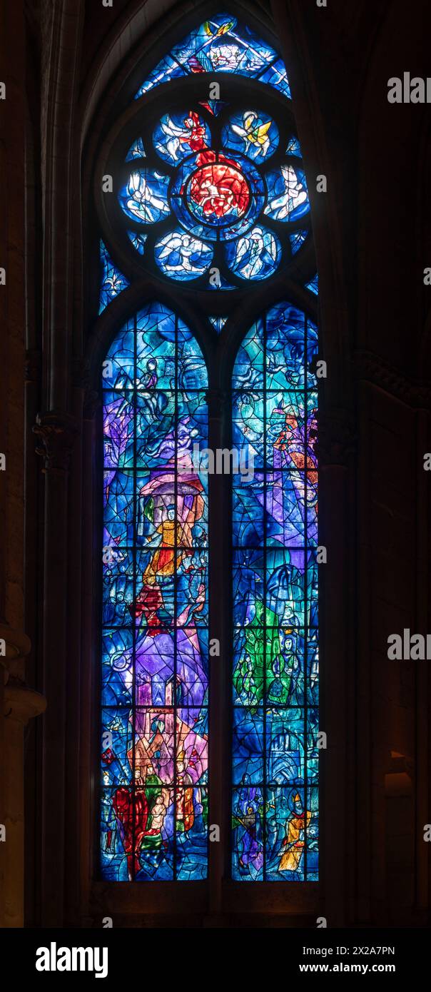 Reims, Kathedrale notre-DameMittlere Chorumgangskapelle, Fenster von Marc Chagall 1974 Banque D'Images