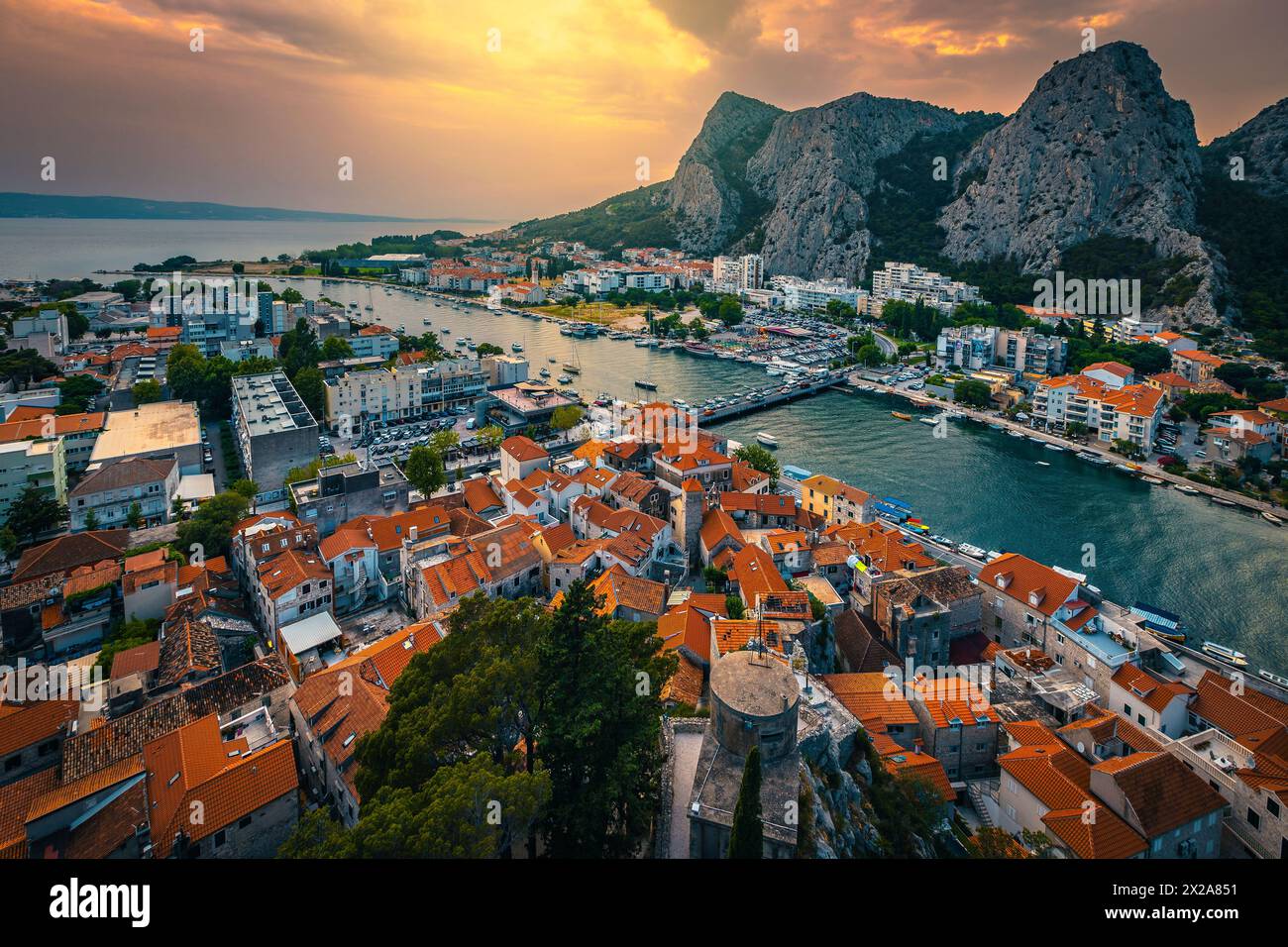 Belle vue avec mer Adriatique et spectaculaire rivière Cetina de la forteresse au coucher du soleil, omis, Dalmatie, Croatie, Europe Banque D'Images