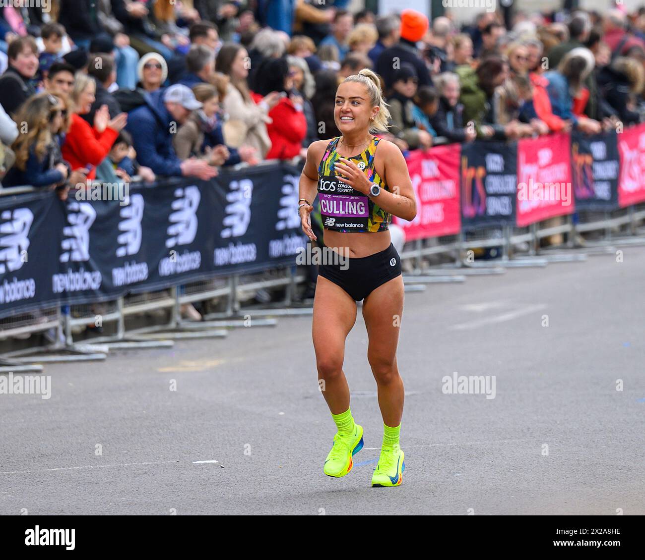 Londres, Royaume-Uni. 21 avril 2024. Une souriante Anya Cullings, qui a commencé à courir pendant le confinement du COVID pour sa santé mentale, sur la ligne droite du marathon de Londres d'aujourd'hui, terminant dans un temps de 2 heures 44 minutes, s'est classée 45e au classement général. Anya a couru son premier marathon de Londres en 2019, en un temps de 4 heures 34 minutes. Crédit : MartinJPalmer/Alamy Live News Banque D'Images