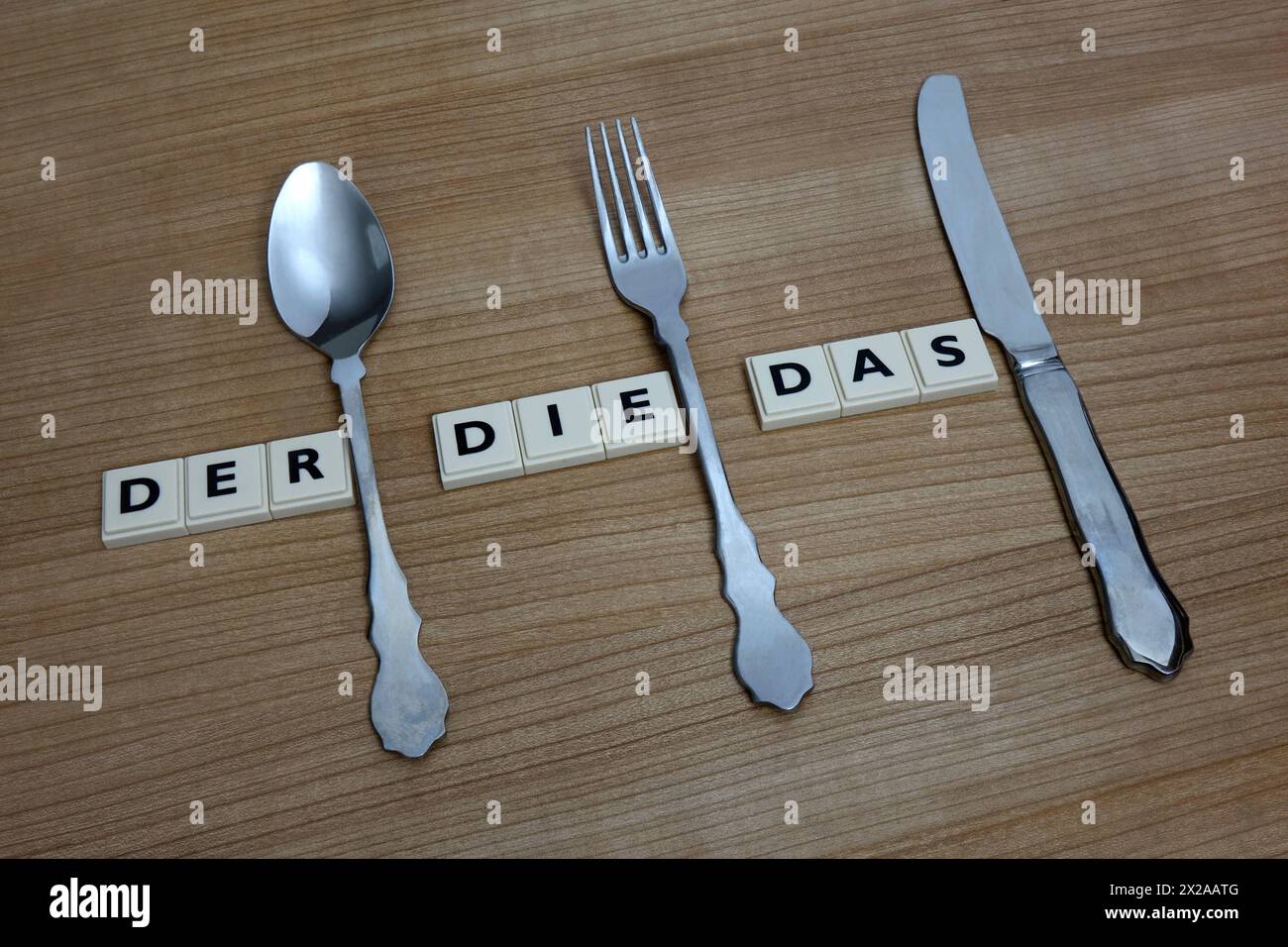Besteck mit Pronomen der, die und das Besteck mit Pronomen der, die und das, 19.04.2024, Borkwalde, Brandebourg, Neben den Besteckteilen Messer, Gabel und Löffel stehen ihre Pronomen. *** Coutellerie avec pronoms der, die et das coutellerie avec pronoms der, die et das, 19 04 2024, Borkwalde, Brandebourg, à côté des articles de coutellerie couteau, fourchette et cuillère sont leurs pronoms Banque D'Images